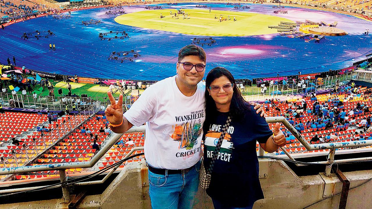 નરેન્દ્ર મોદી સ્ટેડિયમની અંદર દર્શક ત્રિવેદી અને ઉર્વી ત્રિવેદી