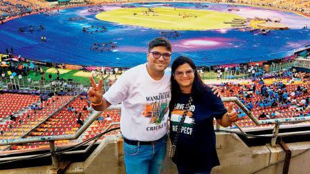 નરેન્દ્ર મોદી સ્ટેડિયમની અંદર દર્શક ત્રિવેદી અને ઉર્વી ત્રિવેદી