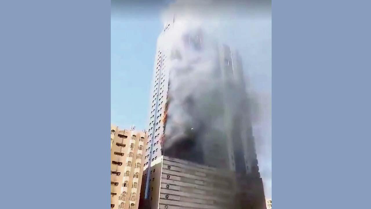 ગઈ કાલે બપોરે દુબઈમાં ડ્રોન હુમલાને કારણે બિલ્ડિંગમાં આગ લાગ્યાનો વિડિયો સોશ્યલ મીડિયા પર વાઇરલ થયો હતો.
