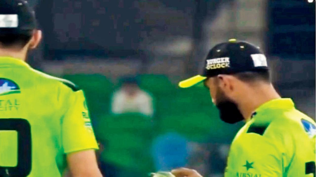 બૉલ-ટૅમ્પરિંગ બદલ PSL ડિફેન્ડિંગ ચૅમ્પિયન લાહોર કલંદર્સ પર પાંચ રનની પેનલ્ટી લાગી