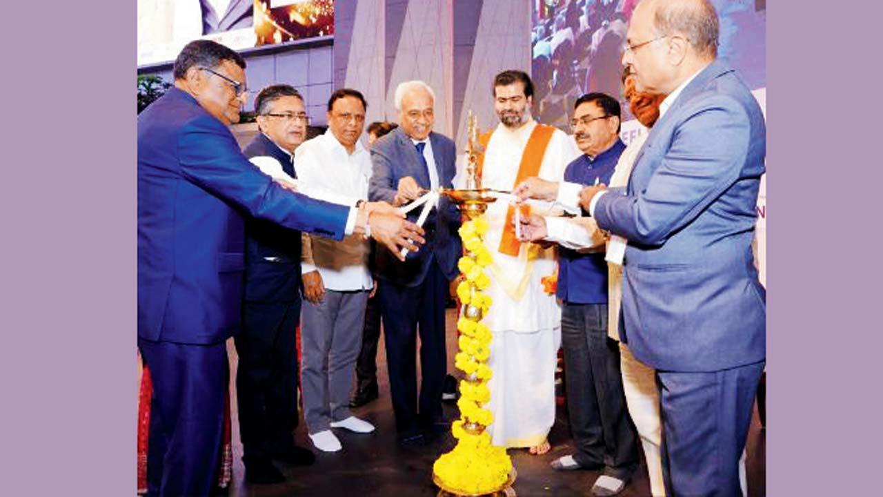 ફીલિંગ્સ પ્રાઇડ ઑફ ઇન્ડિયા અવૉર્ડ સમારોહમાં દીપપ્રાગટ્ય કરતા મહાનુભાવો