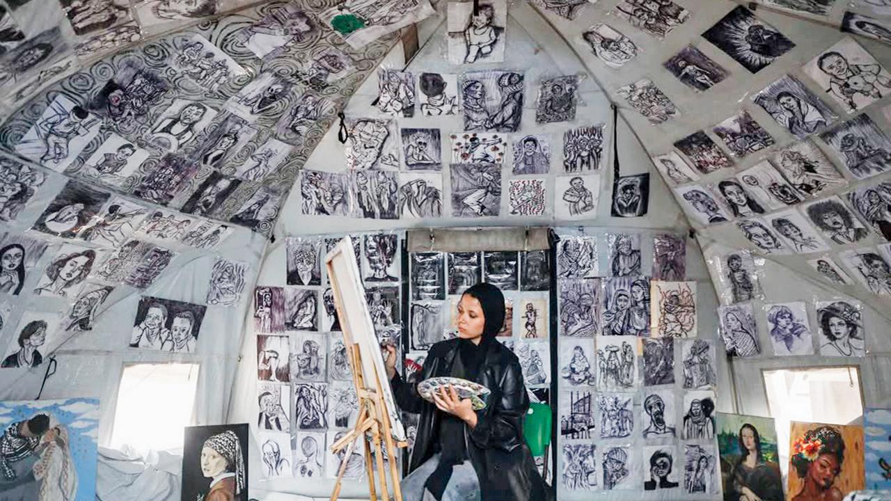યુદ્ધ વચ્ચે ગાઝામાં ૧૮ વર્ષની છોકરીએ ટેન્ટને પેઇન્ટિંગ્સની ગૅલરી બનાવી દીધી