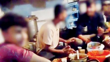 વાઇરલ થયેલા વિડિયોમાં ચારથી પાંચ યુવાનો દેખાય છે