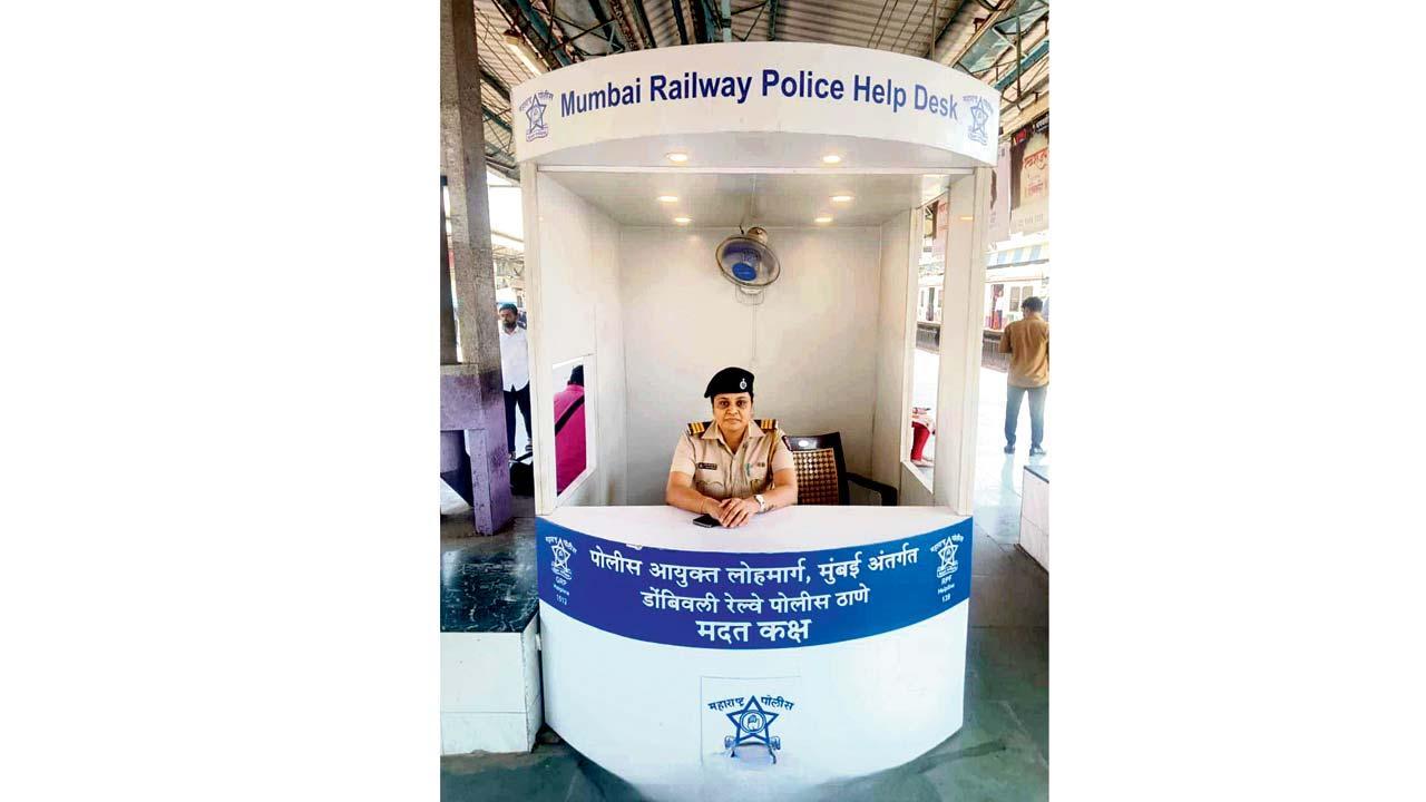 ડોમ્બિવલી રેલવે-સ્ટેશન પર રેલવે-પૅસેન્જર પોલીસ હેલ્પ ડેસ્કમાં હાજર પોલીસ અધિકારી.
