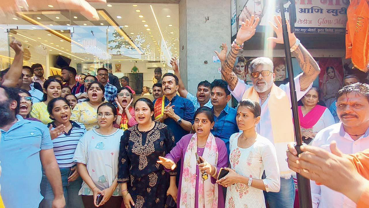 ઘટનાસ્થળે હનુમાનચાલીસાનું પઠન કરવામાં આવ્યું હતું.