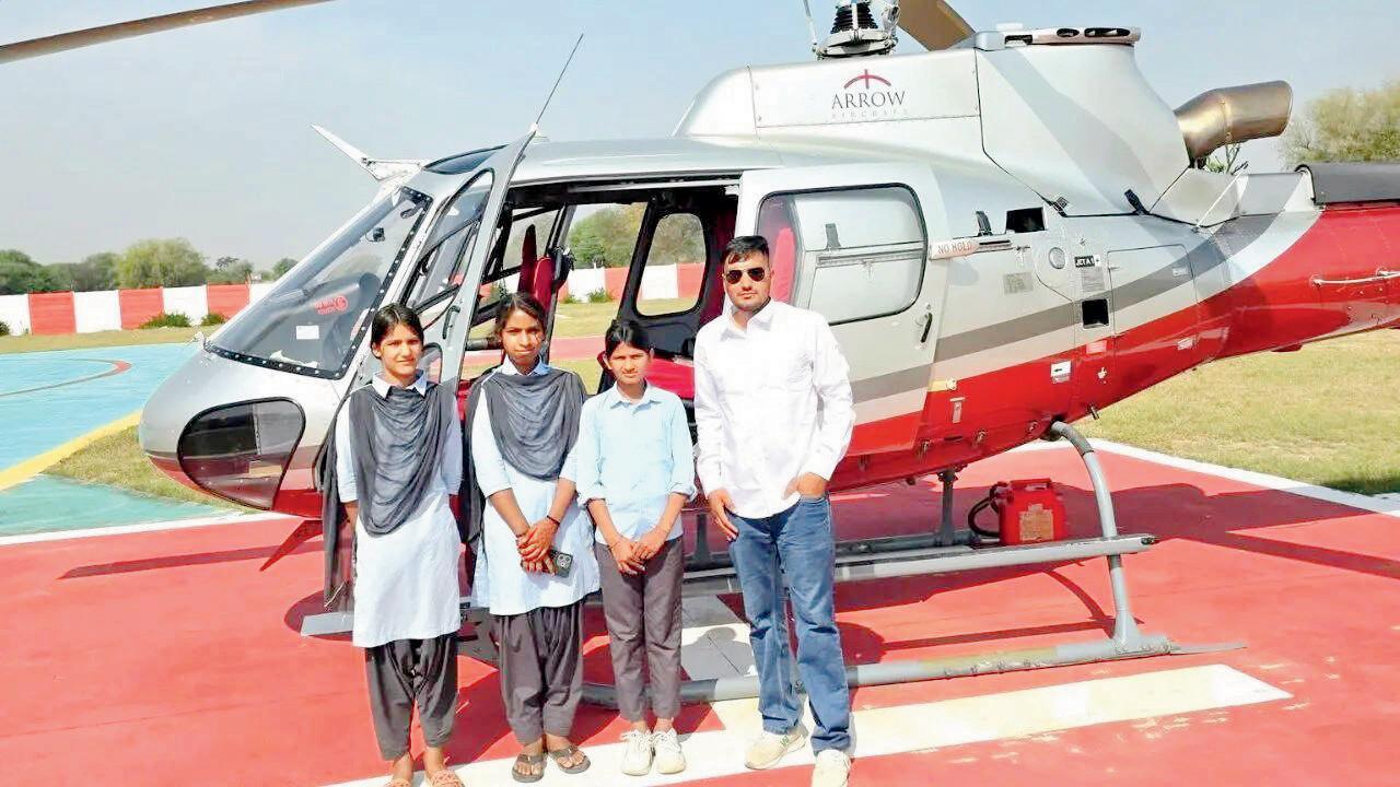 સરકારી સ્કૂલના પ્રિન્સિપાલે ટૉપ કરનારી વિદ્યાર્થિનીઓને કરાવી હેલિકૉપ્ટરની સફર