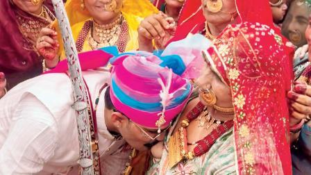 IPS ઑફિસરે જૂની સ્તનપાનની પરંપરાને અનુસરી હતી. એવું કહેવાય છે કે આ રસમથી દીકરો માના દૂધનો ઋણસ્વીકાર કરે છે