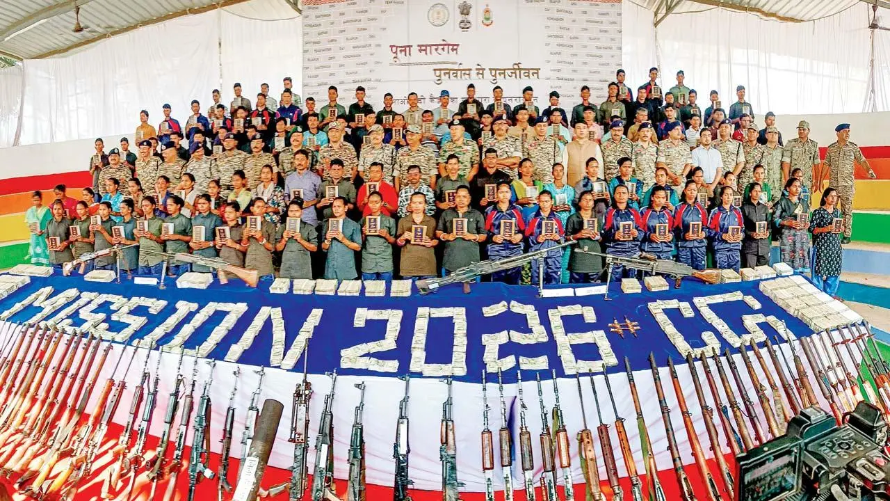 ૧૦૮ નક્સલવાદીઓએ સામૂહિક ધોરણે હથિયાર હેઠાં મૂકીને આત્મસમર્પણ કર્યું