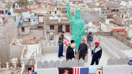 ગુરજિત સિંહ મઠારુએ જાલંધરના કિશનપુરા વિસ્તારમાં આવેલા પોતાના ૪ માળના મકાનની છત પર અમેરિકાના વિશ્વપ્રસિદ્ધ સ્મારક ‘સ્ટૅચ્યુ ઑફ લિબર્ટી’ની આબેહૂબ પ્રતિકૃતિ સ્થાપિત કરી છે.