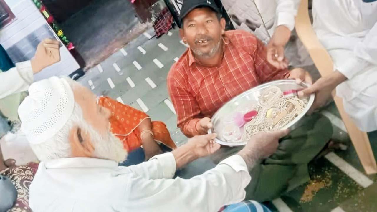 ઘીસારામ, તેની પત્ની ગદ્ગદ થઈ ગયાં અને આખા ગામને આ વાતની નવાઈ લાગી.