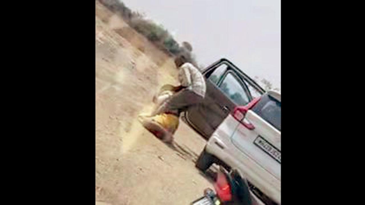 રોડ પર કાર રોકીને પત્નીની મારઝૂડ કરતા પતિને જોઈને લોકોએ તેને વાર્યો હતો