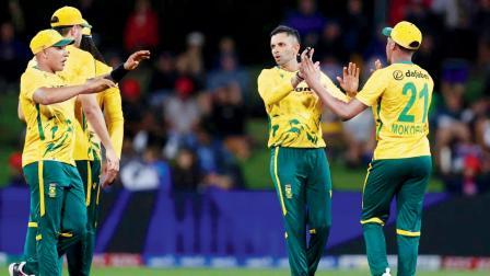 ૧૫ રન કરનાર ન્યુ ઝીલૅન્ડના કૅપ્ટન મિચલ સૅન્ટનરની વિકેટ લેવાની ઉજવણી કરતો સાઉથ આફ્રિકન કૅપ્ટન કેશવ મહારાજ