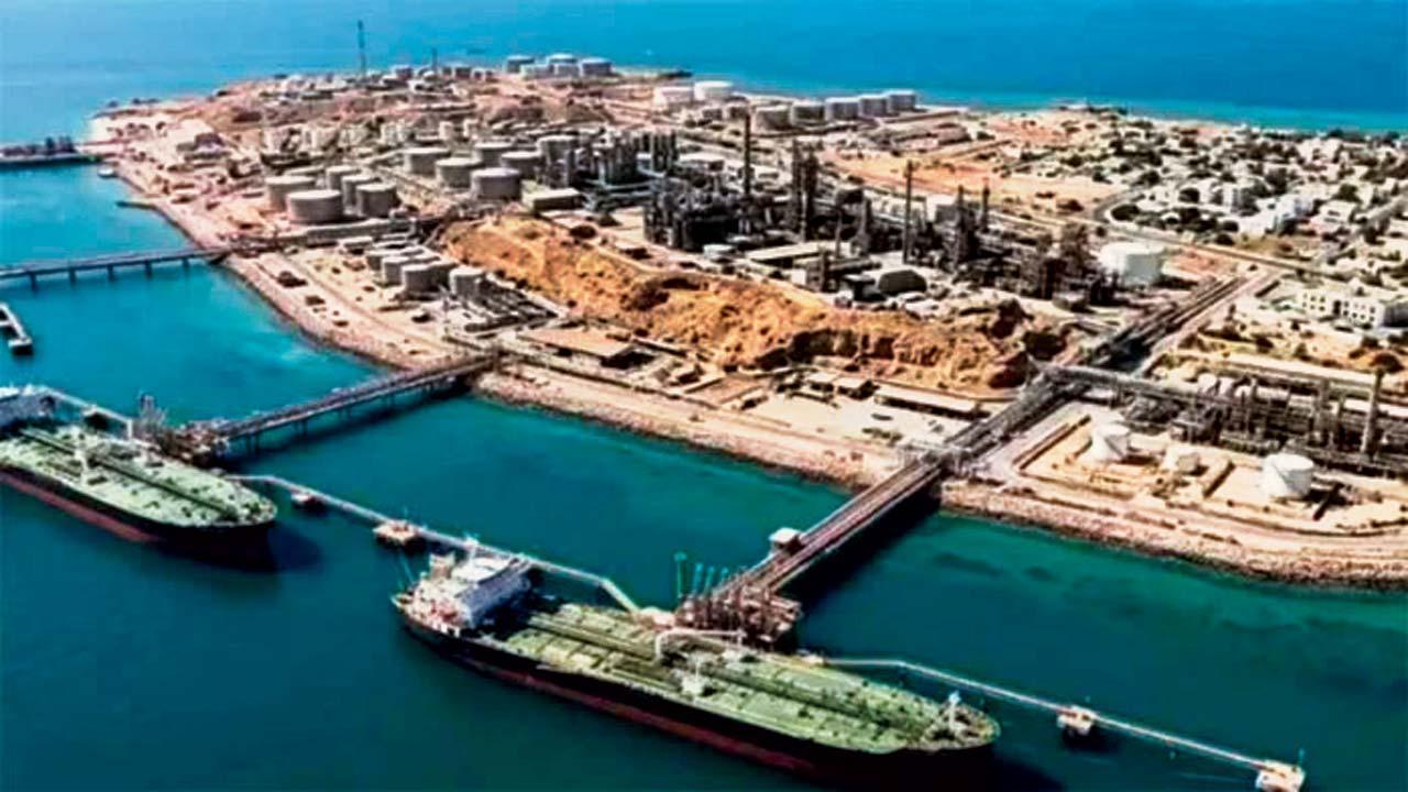 ઈરાનના ખાર્ગ આઇલૅન્ડ પર અમેરિકાના હુમલા છતાં તેલનાં ટૅન્કરો હજી પણ બળતણ લોડ કરી રહ્યાં છે