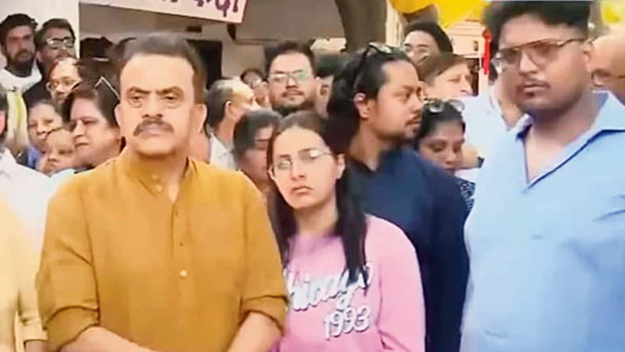 કુરાર પોલીસ-સ્ટેશનની બહાર કિંજલ ગોહિલ અને શિવસેનાના નેતા સંજય નિરુપમ.