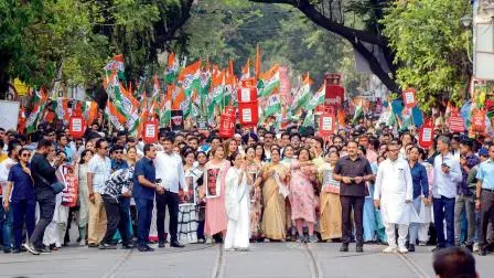 LPGનાં સિલિન્ડરોની અછતના વિરોધમાં ગઈ કાલે કલકત્તામાં પશ્ચિમ બંગાળનાં મુખ્ય પ્રધાન મમતા બૅનરજીએ વિરોધ-પ્રદર્શન કર્યું હતું.