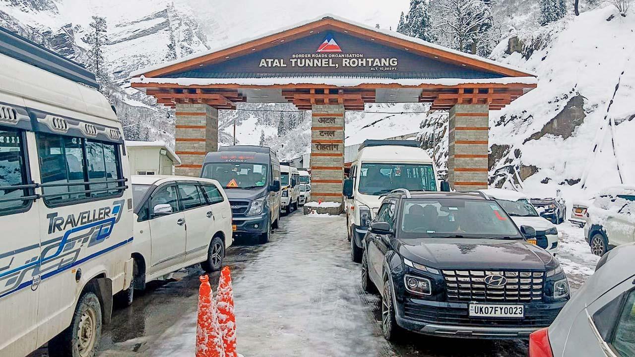ગઈ કાલે અટલ ટનલમાં અટવાયેલાં વાહનો.