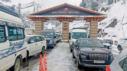ગઈ કાલે અટલ ટનલમાં અટવાયેલાં વાહનો.