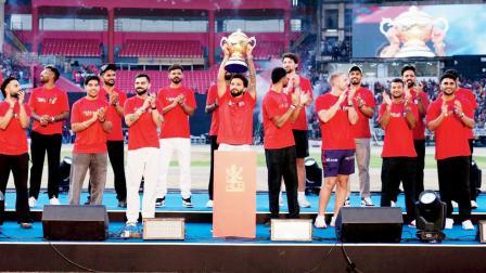 ૨૦૨૫ની ૪ જૂને એમ. ચિન્નાસ્વામી સ્ટેડિયમમાં ટ્રોફી સાથે બૅન્ગલોરની ટીમે કરી હતી ઉજવણી.