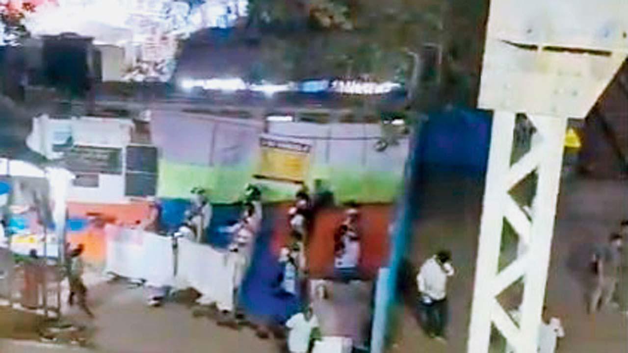 મલાડ સ્ટેશન પર મંડપ બાંધીને પઢવામાં આવી રહેલી નમાજનો વિડિયો વાઇરલ થયા બાદ ઊહાપોહ મચતાં FIR દાખલ કરવામાં આવ્યો હતો.