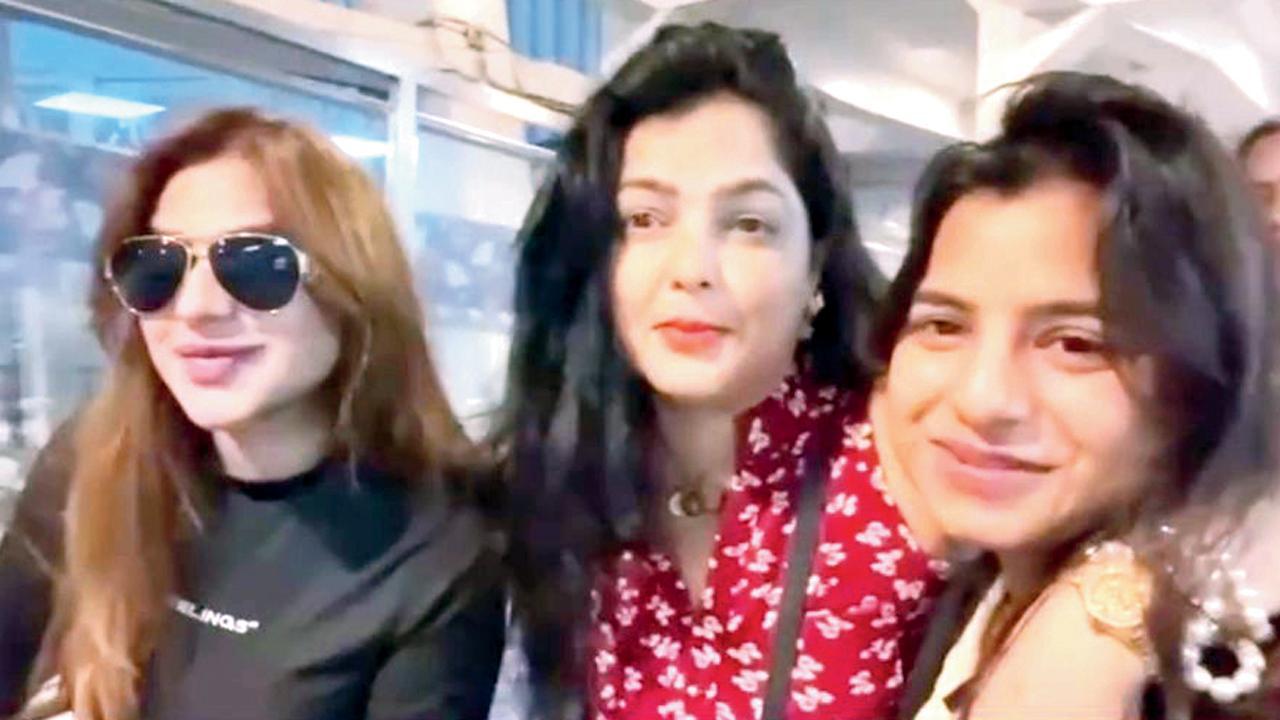 સાધ્વી બની ગયેલી મમતા કુલકર્ણી ગ્લૅમરસ લુકમાં બહેનપણીઓ સાથે ફરવા ઊપડી ગોવા