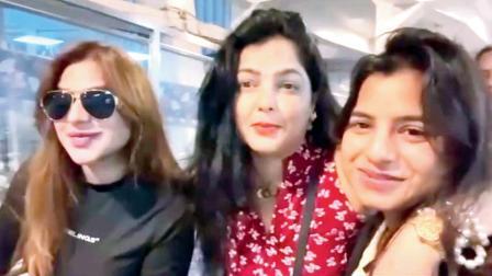 સાધ્વી બની ગયેલી મમતા કુલકર્ણી ગ્લૅમરસ લુકમાં બહેનપણીઓ સાથે ફરવા ઊપડી ગોવા