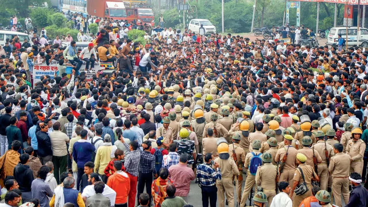 ચંદ્રશેખર સિંહ બાબાની હત્યા પછી મથુરામાં ગઈ કાલે ગૌરક્ષકો વિરોધ માટે રસ્તા પર ઊતરી આવ્યા હતા. એને કારણે જબરદસ્ત પોલીસ બંદોબસ્ત ગોઠવવામાં આવ્યો હતો.