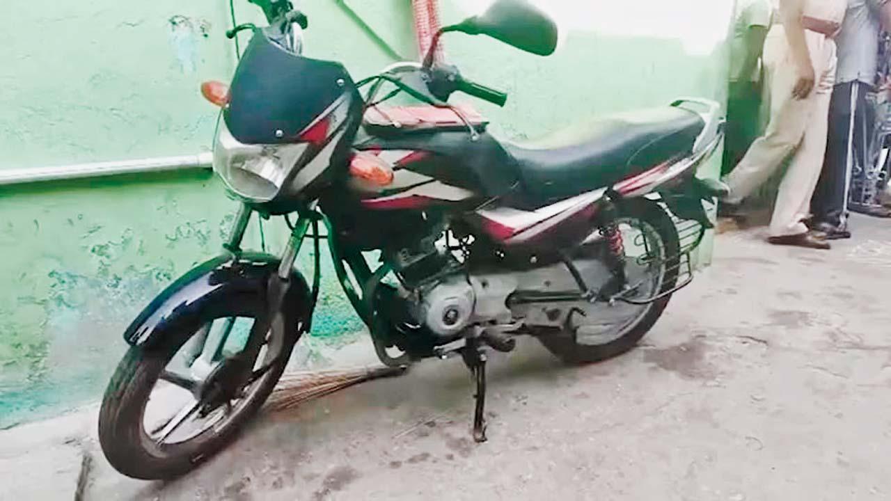 બાઇકનું એન્જિન ચાલુ રાખીને ઘરની બહાર મૂકવામાં આવે તો એ કોઈ લઈ જાય એવો ભય હોવાથી પરિવારજનોએ બાઇક ઘરમાં અંદર લઈ લીધી