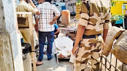 મુલુંડ રેલવે સ્ટેશન પર મહિલાની ડેડ-બૉડી હૉસ્પિટલ લઈ જતો પોલીસ સ્ટાફ.