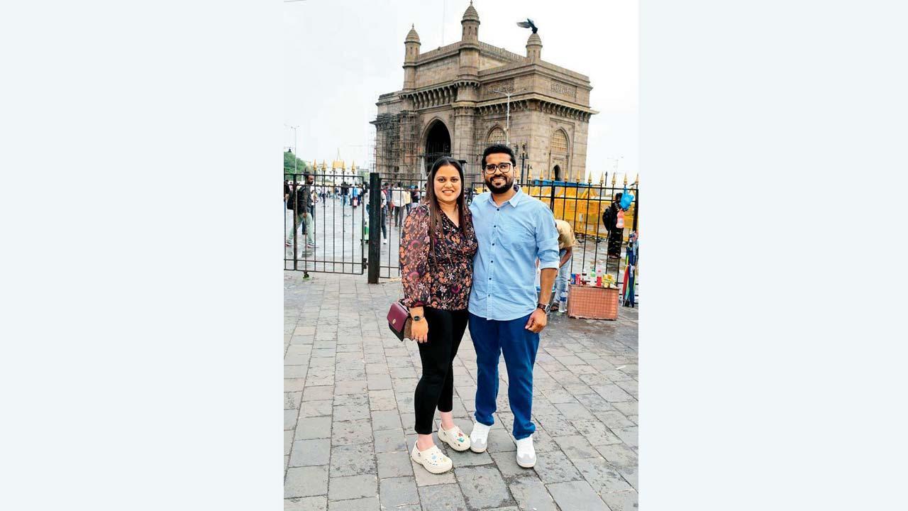 ગેટવે ઑફ ઇન્ડિયા પર પત્ની સાથે હર્ષ દેસાઈ.