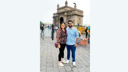 ગેટવે ઑફ ઇન્ડિયા પર પત્ની સાથે હર્ષ દેસાઈ.