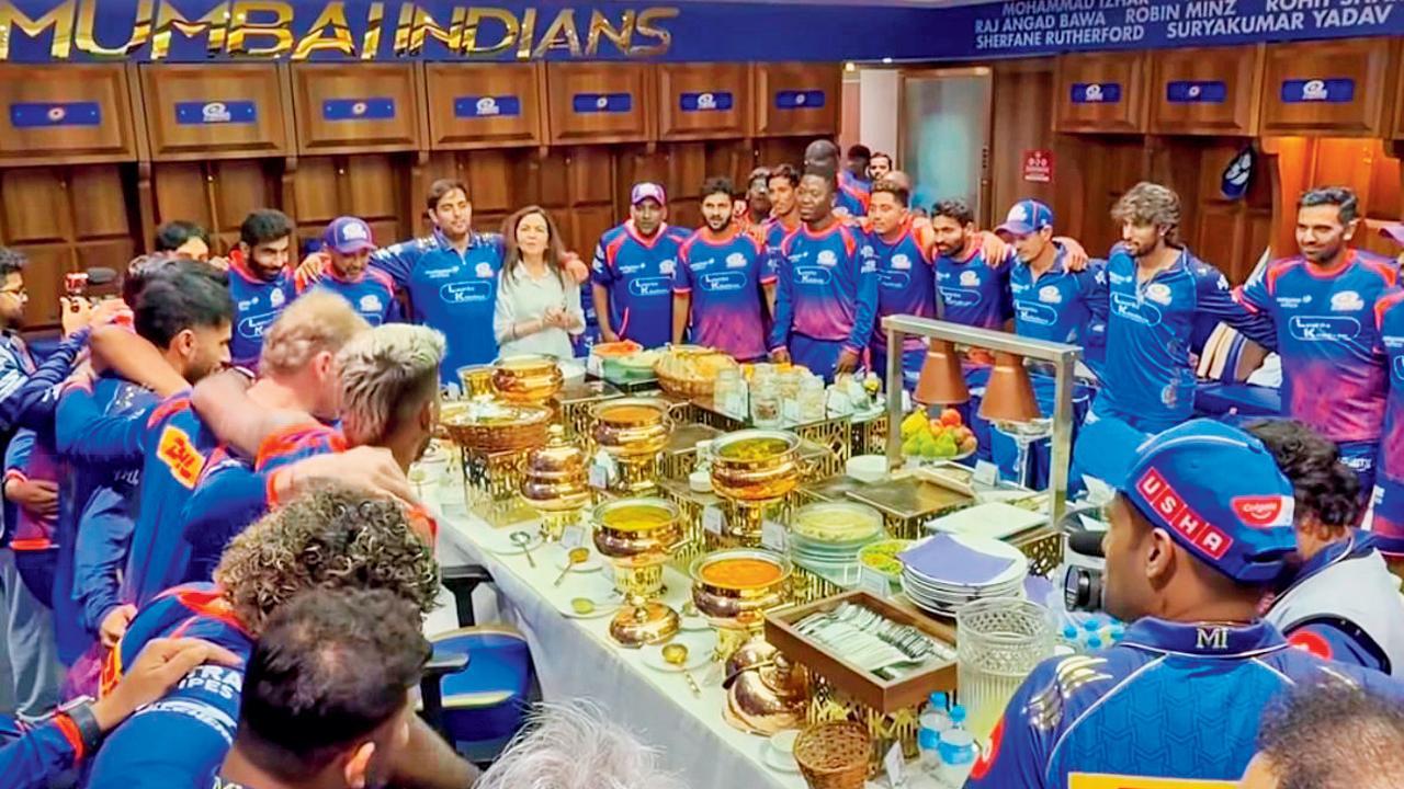 ટીમના પ્લેયર્સ સાથે ડ્રેસિંગ રૂમમાં વિજયી શરૂઆતની ઉજવણી કરતાં માલિક આકાશ અંબાણી અને નીતા અંબાણી.