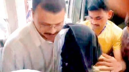 નાશિક મૅજિસ્ટ્રેટ કોર્ટ સમક્ષ ગઈ કાલે અશોક ખરાતને લઈ જવાયો હતો.