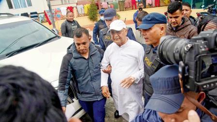 ગઈ કાલે ધરપકડ પછી કે. પી. શર્મા ઓલીને મેડિકલ ચેકઅપ માટે લઈ જવાતા હતા ત્યારની તસવીર.