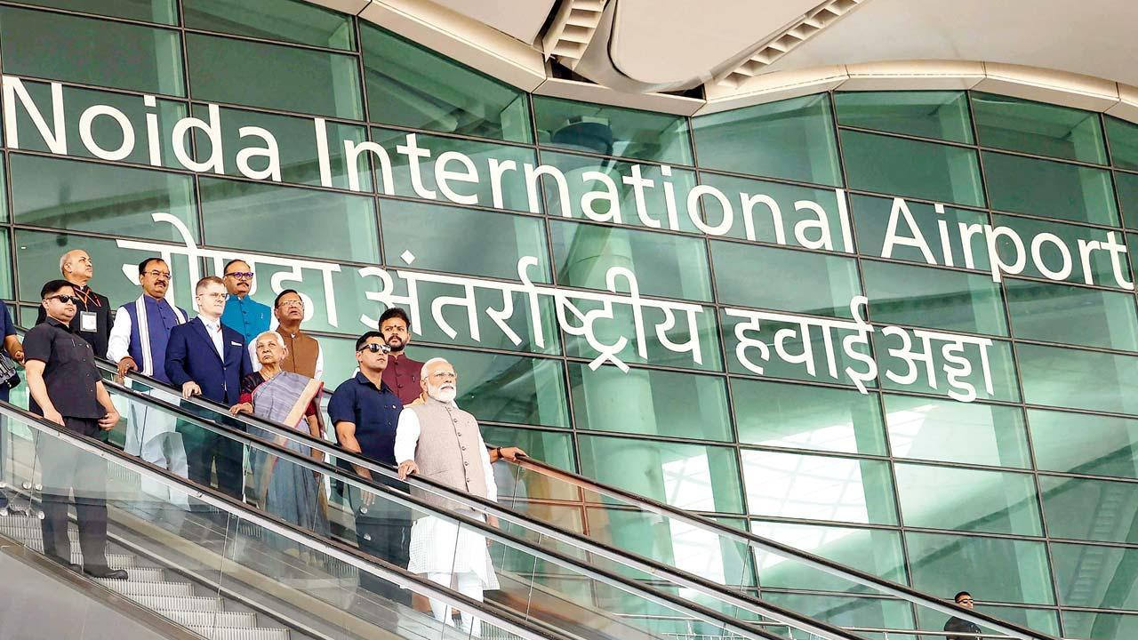 ગઈ કાલે ઉદ‍્ઘાટન પછી ઍરપોર્ટ પર નરેન્દ્ર મોદી. આ ઍરપોર્ટ પર વ્યક્તિનો ચહેરો જ તેનો બોર્ડિંગ પાસ બનશે એવી ટેક્નૉલૉજી છે