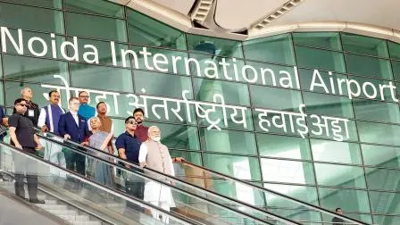 ગઈ કાલે ઉદ‍્ઘાટન પછી ઍરપોર્ટ પર નરેન્દ્ર મોદી. આ ઍરપોર્ટ પર વ્યક્તિનો ચહેરો જ તેનો બોર્ડિંગ પાસ બનશે એવી ટેક્નૉલૉજી છે