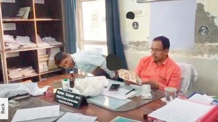 પૅન્ટ ઉતારીને પાઇલ્સના જખમ દેખાડ્યા તોય ઉપરી અધિકારીએ રજા ન આપી