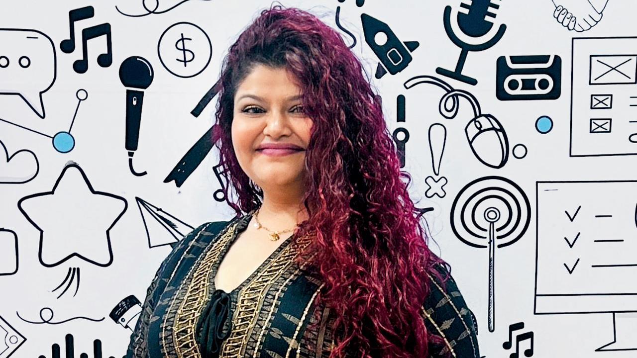 રિદ્ધિ ઠક્કર ડબિંગ-ડિરેક્ટર, વૉઇસ-ઍક્ટર અને રાઇટર તરીકે સક્રિય છે