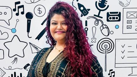 રિદ્ધિ ઠક્કર ડબિંગ-ડિરેક્ટર, વૉઇસ-ઍક્ટર અને રાઇટર તરીકે સક્રિય છે