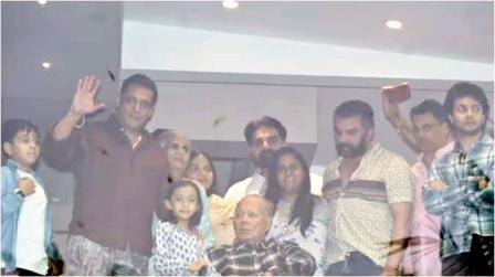 સલમાને સપરિવાર ઘરની બાલ્કનીમાં આવીને ફૅન્સને આપી ઈદની શુભેચ્છા