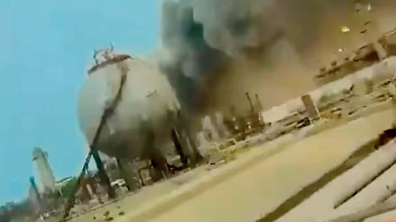 સાઉદી અરેબિયાની સૌથી મોટી રિફાઇનરી અરામકોને મોટું નુકસાન થતાં તેલઉત્પાદન બંધ થઈ ગયું છે.