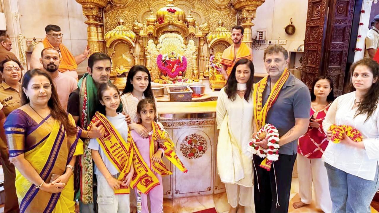 સાંજે ભારતીય કોચ ફૅમિલી સાથે દર્શન કરવા પહોંચ્યા