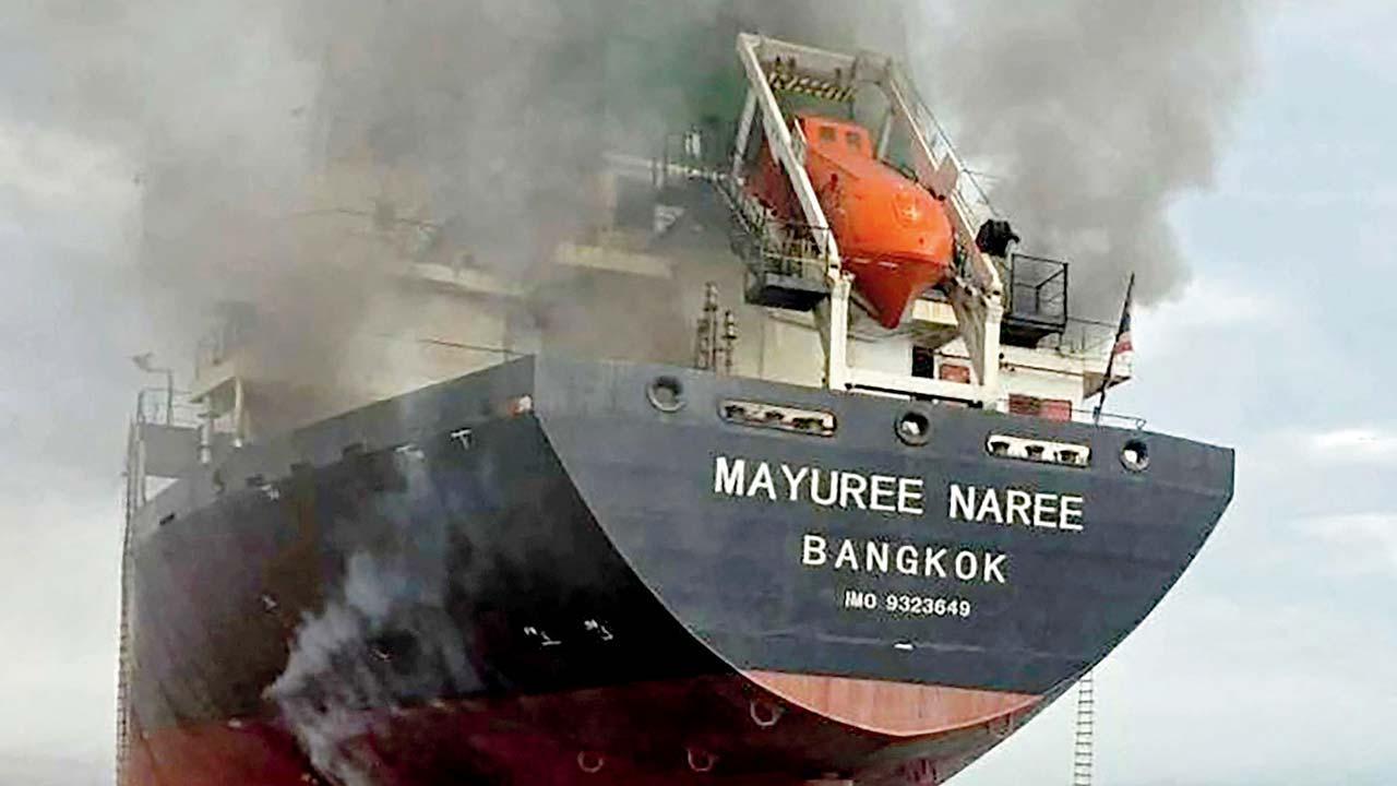 કાર્ગો શિપ પર હોર્મુઝ સ્ટ્રેટમાં ગઈ કાલે સવારે ૪.૧૦ વાગ્યે બે મિસાઇલથી હુમલો કરવામાં આવ્યો હતો