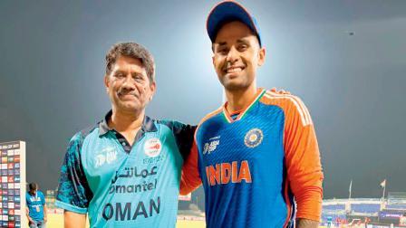 એશિયા કપ 2025 દરમ્યાન સુલક્ષણ કુલકર્ણી ભારતીય કૅપ્ટન સૂર્યકુમાર યાદવ સાથે