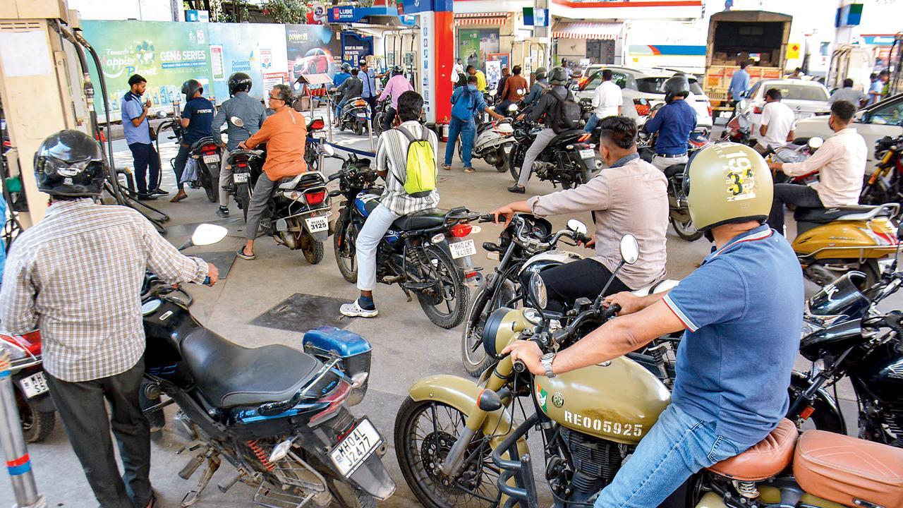 થાણેના પેટ્રોલ-પમ્પ પર લાંબી લાઇનો