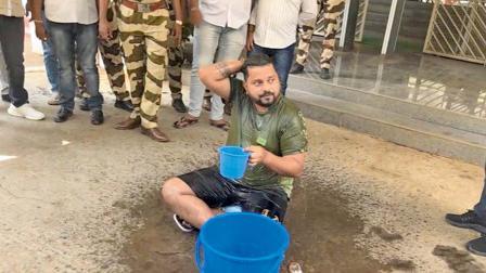 થાણેમાં પાણીની અછત સામે અનોખો વિરોધ