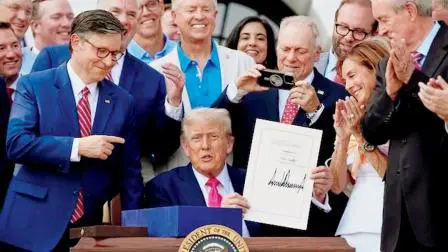 અમેરિકાની પેપર કરન્સી પર પ્રેસિડન્ટ તરીકે પોતાની સહી છાપવાના બિલ પર ગુરુવારે ડોનલ્ડ ટ્રમ્પે સહી કરી હતી