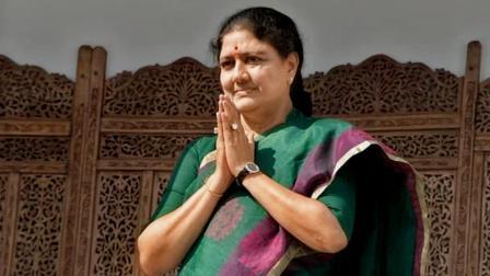 શશિકલાએ જયલલિતાની જન્મજયંતી પર રામનાથપુરમ જિલ્લાના કામુથી ખાતે પાર્ટીના ધ્વજનું અનાવરણ કર્યું હતું