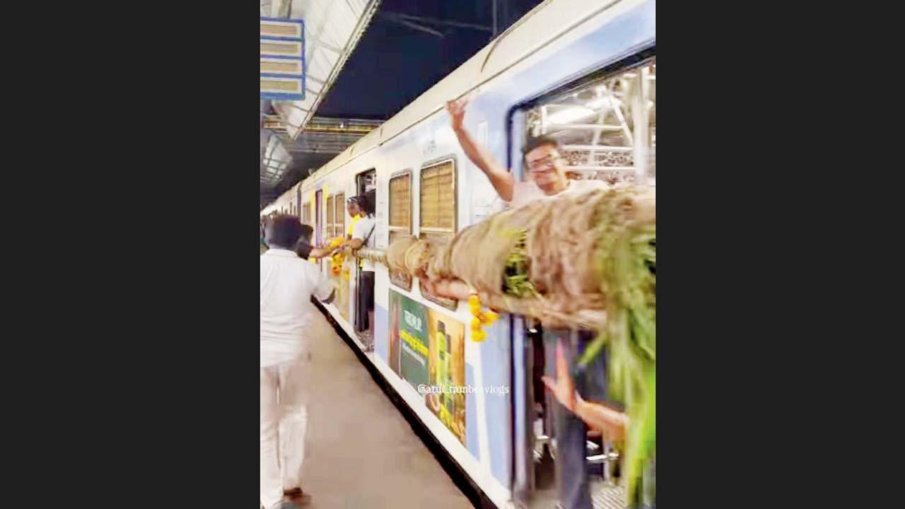 સોપારીના લાંબા ઝાડને ટ્રેનની બહારની બાજુએ બારી સાથે બાંધી દઈ વિરારથી માહિમ લવાયું હતું. 