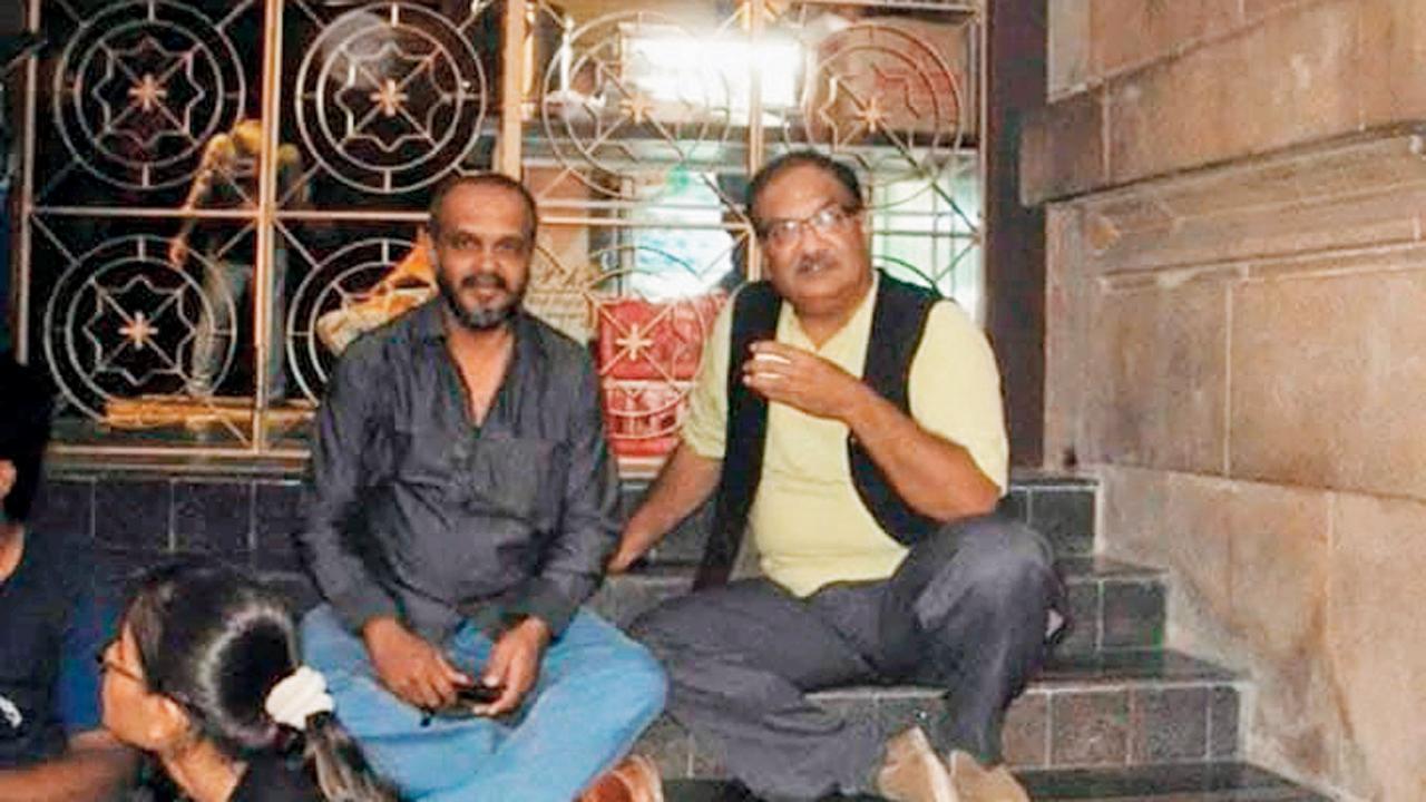 કમલેશ મોતા સાથે ભારતીય વિદ્યાભવનના પગથિયા પર બેસેલા બાબુલ ભાવસાર.