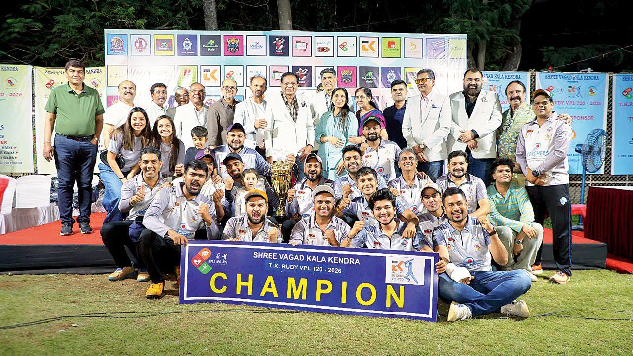 ટ્રોફી તેમ જ શ્રી વાગડ કલા કેન્દ્રના પદાધિકારીઓ અને સ્પૉન્સર્સ સાથે ચૅમ્પિયન ટીમ સ્કૉર્ચર્સ.